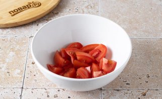 Салат с сосисками, сыром и помидорами Салат с сосисками, сыром и помидорами
