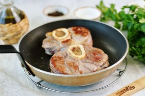 Телячья ножка с овощами в духовке