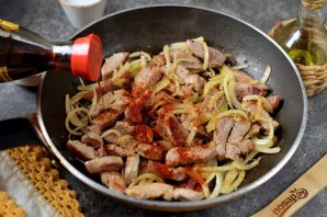 Жареная свинина кусочками с луком