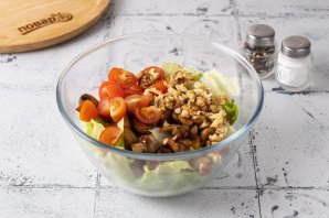 Салат с грибами и грецкими орехами