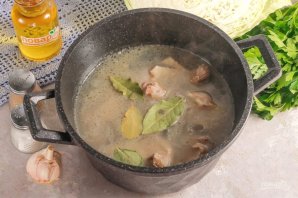 Борщ из говядины со сливочным маслом и уксусом
