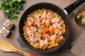 Тушёная капуста с фасолью и курицей