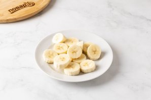 Карамельная овсяная каша на молоке с бананом