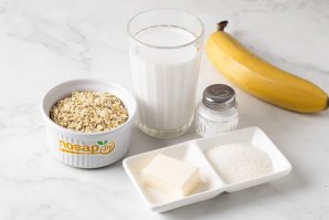 Карамельная овсяная каша на молоке с бананом