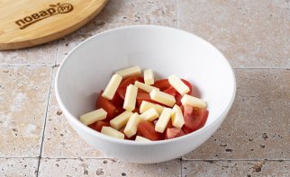 Салат с сосисками, сыром и помидорами Салат с сосисками, сыром и помидорами