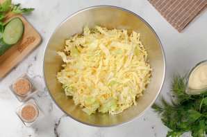 Салат с пекинской капустой, кукурузой и яйцом Салат с пекинской капустой, кукурузой и яйцом