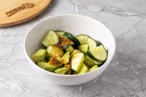 Салат с авокадо, кешью и огурцами Салат с авокадо, кешью и огурцами