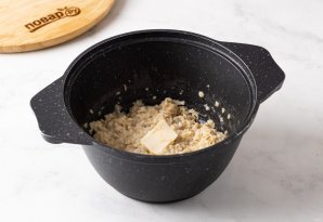 Карамельная овсяная каша на молоке с бананом