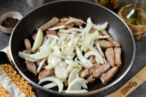 Жареная свинина кусочками с луком