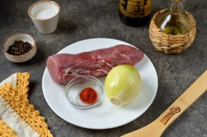 Жареная свинина кусочками с луком