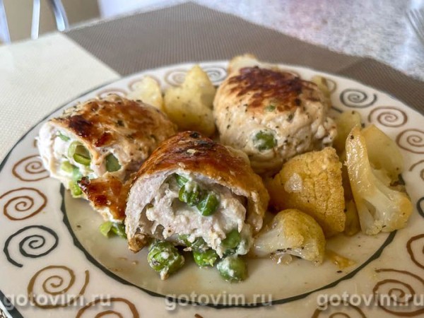 Куриные рулетики с сыром моцарелла и зеленым горошком Куриные рулетики с сыром моцарелла и зеленым горошком