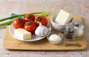 Помидоры, фаршированные сыром и чесноком