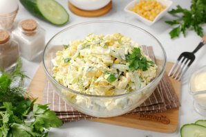 Салат с пекинской капустой, кукурузой и яйцом Салат с пекинской капустой, кукурузой и яйцом