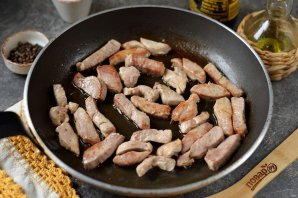 Жареная свинина кусочками с луком