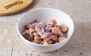 Салат с сосисками, сыром и помидорами Салат с сосисками, сыром и помидорами