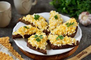 Бутерброды с яйцом и чесноком Бутерброды с яйцом и чесноком