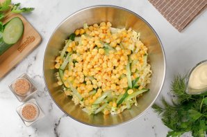 Салат с пекинской капустой, кукурузой и яйцом Салат с пекинской капустой, кукурузой и яйцом