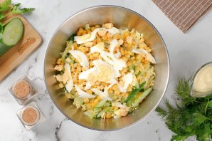 Салат с пекинской капустой, кукурузой и яйцом Салат с пекинской капустой, кукурузой и яйцом