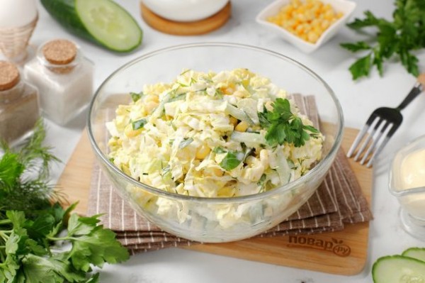 Салат с пекинской капустой, кукурузой и яйцом Салат с пекинской капустой, кукурузой и яйцом