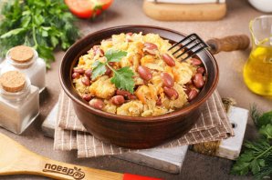 Тушёная капуста с фасолью и курицей