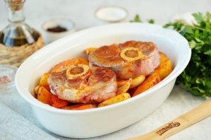 Телячья ножка с овощами в духовке
