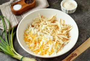 Салат с копченым сыром Салат с копченым сыром
