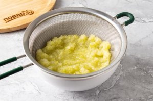 Яблочный лимонад с сиропом бузины и базиликом