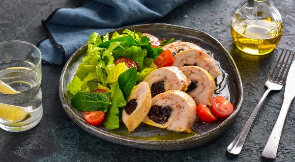 Куриный рулет с черносливом в духовке, пошаговый рецепт с фото на 341 ккал Куриный рулет с черносливом в духовке, пошаговый рецепт с фото на 341 ккал
