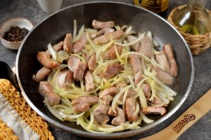 Жареная свинина кусочками с луком
