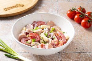Салат с сосисками, сыром и помидорами Салат с сосисками, сыром и помидорами