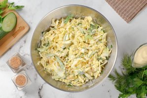 Салат с пекинской капустой, кукурузой и яйцом Салат с пекинской капустой, кукурузой и яйцом