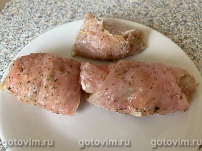 Куриные рулетики с сыром моцарелла и зеленым горошком Куриные рулетики с сыром моцарелла и зеленым горошком