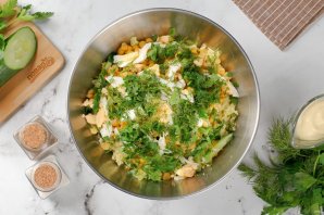 Салат с пекинской капустой, кукурузой и яйцом Салат с пекинской капустой, кукурузой и яйцом