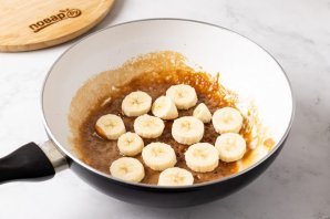 Карамельная овсяная каша на молоке с бананом