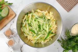 Салат с пекинской капустой, кукурузой и яйцом Салат с пекинской капустой, кукурузой и яйцом