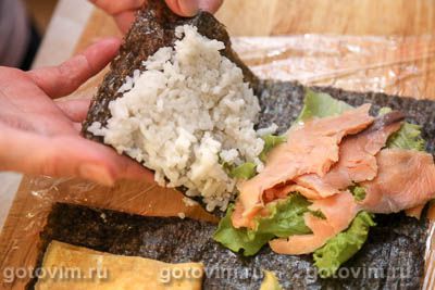 Сложенный кимпаб-сэндвич с красной рыбой, авокадо и яичным блинчиком 