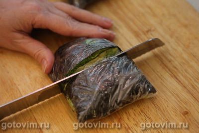 Сложенный кимпаб-сэндвич с красной рыбой, авокадо и яичным блинчиком 
