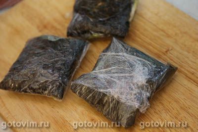 Сложенный кимпаб-сэндвич с красной рыбой, авокадо и яичным блинчиком 