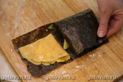 Сложенный кимпаб-сэндвич с красной рыбой, авокадо и яичным блинчиком 
