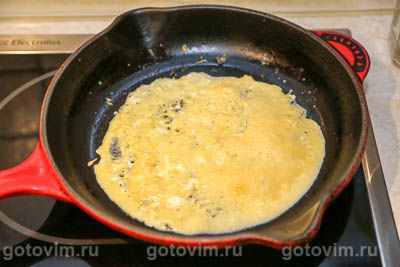 Сложенный кимпаб-сэндвич с красной рыбой, авокадо и яичным блинчиком 