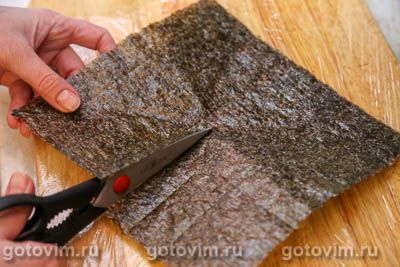 Сложенный кимпаб-сэндвич с красной рыбой, авокадо и яичным блинчиком 