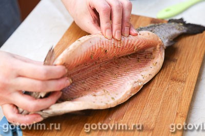 Форель в духовке с зеленым соусом Форель в духовке с зеленым соусом