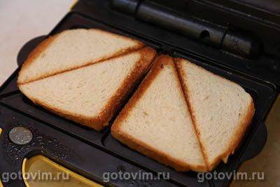 Тосты с яичницей болтуньей и спаржей