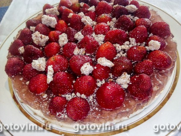 Десерт из клубники с желе, творогом и миндальной крошкой Десерт из клубники с желе, творогом и миндальной крошкой