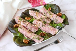 Рулетики из ветчины с сыром и орехами Рулетики из ветчины с сыром и орехами