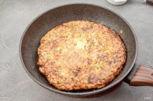Пицца из кабачков без муки на сковороде Пицца из кабачков без муки на сковороде