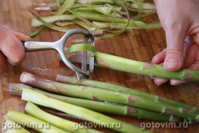 Тосты с яичницей болтуньей и спаржей