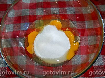Десерт из клубники с желе, творогом и миндальной крошкой Десерт из клубники с желе, творогом и миндальной крошкой