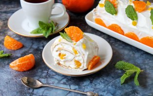 Меренговый рулет с мандаринами Меренговый рулет с мандаринами