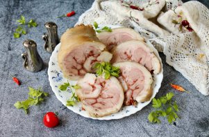 Рулет из свиной рульки в мультиварке